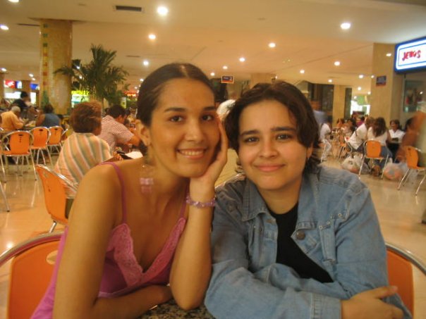 Botar el chupo, botó el chupo: dos jóvenes sentadas en la plazoleta de comidas de un centro comercial